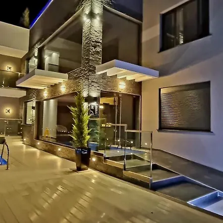 Luxsuites Aparthotel 4*