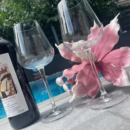 Luxsuites 4* Ofrínion